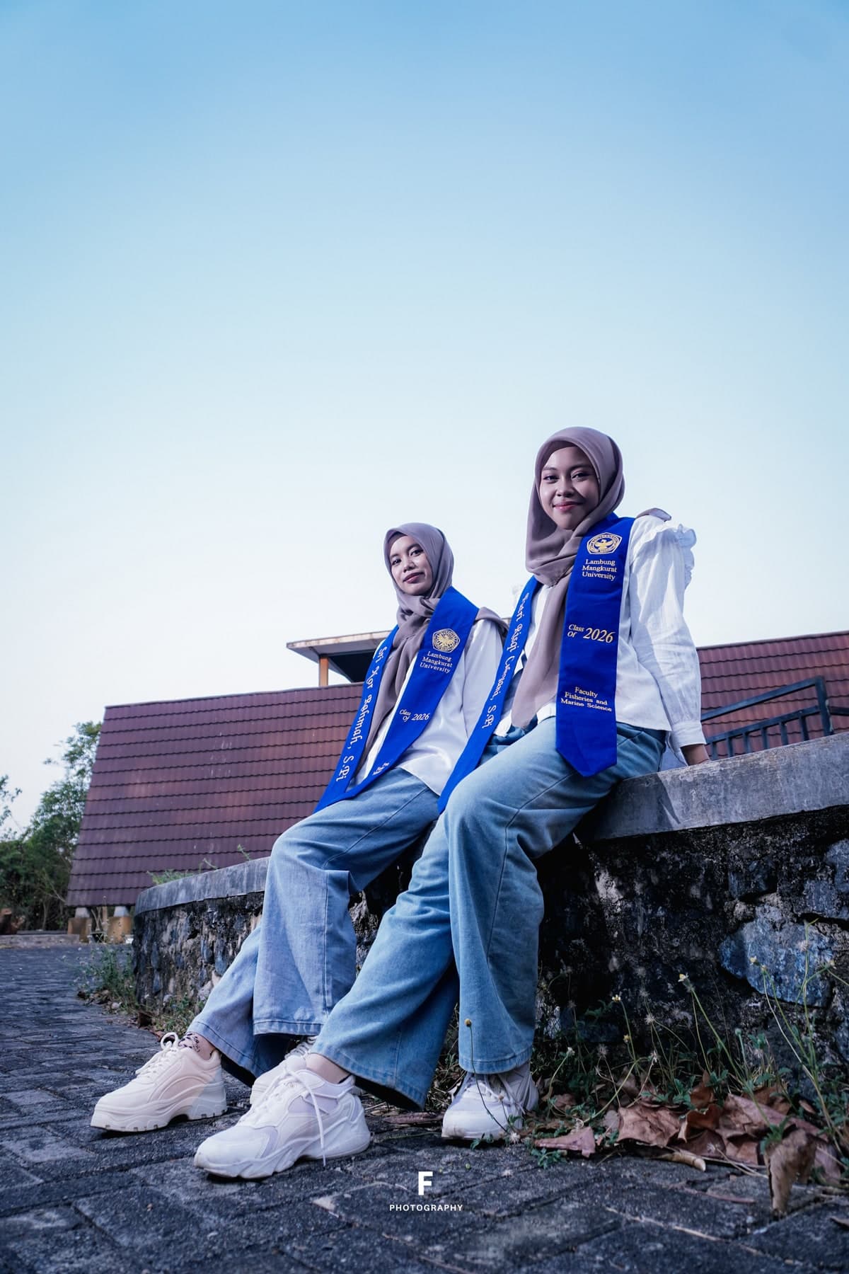 Sri & Suci — Dua Sahabat Wisuda - Frame 2
