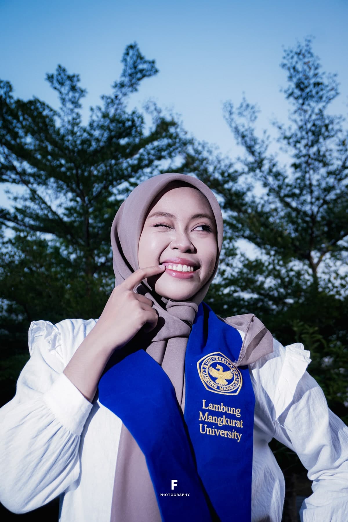 Sri & Suci — Dua Sahabat Wisuda - Frame 3