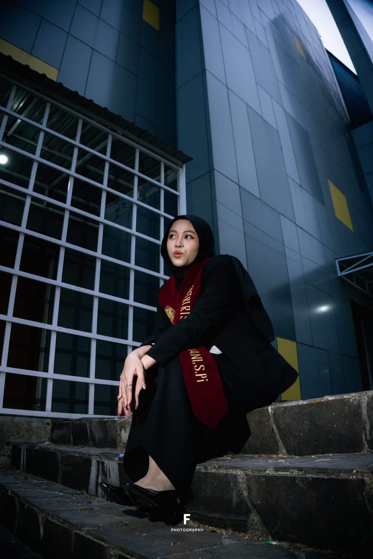 Futri Risqi Cahyani — Wisuda Arsitektural - Frame 2